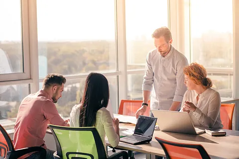 oficina empleo con paisaje y resplandor de fondo