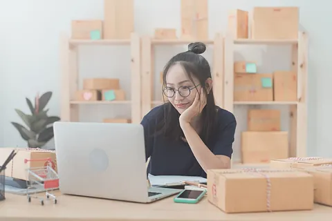 oficina empleo con paisaje y resplandor de fondo